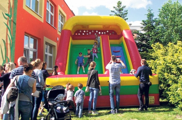 Z boku przedszkola stanęła nadmuchiwana zjeżdżalnia. Rodzice dokumentowali zabawy swoich dzieci, które wspinały się po schodkach i zjeżdżały w dół