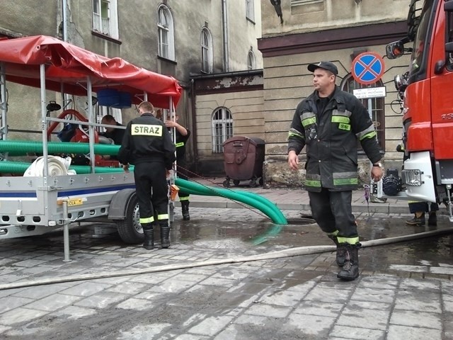 Czechowice-Dziedzice zalane. Strażacy usuwają wodę