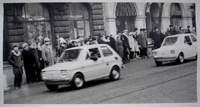 20 stycznia 1973 miała miejsce pierwsza w Łodzi prezentacja samochodu Fiat 126. Władze reklamowały auto hasłem "Polski Fiat 126p - samochód dla Kowalskiego". Na zdjęciu fiaciki podczas pokazu na ul. Piotrkowskiej