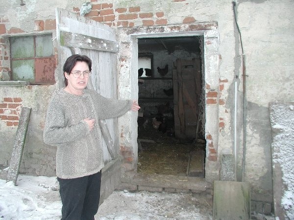 - Przecież kury tyle by nie nasikały! To wina  zalegającej od dawna gnojowicy - twierdzi Anna  Murawska z Dobrylewa.