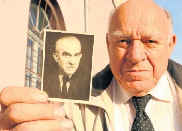 Prof. Franciszek Marek ze zdjęciem ojca.
