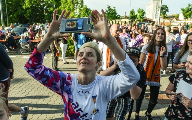 Koszykarki Artego Bydgoszcz mają za sobą naprawdę udany sezon. Co prawda w finale ligi przegrały rywalizację z CCC Polkowice 0:3, ale rozgrywki zakończyły jako wicemistrzynie Polski. Wcześniej zdobyły Puchar Polski. Z tej okazji klub zaprosił swoich kibiców do wspólnego świętowania. W piątek przy Artego Arenie odbyło się uroczyste zakończenie sezonu. Była okazja do podziękowań, krótkich podsumowań i rozmów o przyszłości. Były dobre wiadomości - trener Tomasz Herkt odrzucił ofertę z Torunia i zdecydował się zostać w klubie. Był także słodki poczęstunek - od klubu dla kibiców. Zobaczcie zdjęcia z tej imprezy >>>>