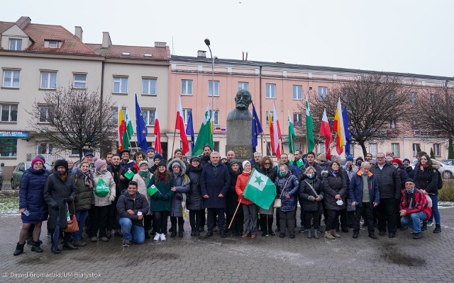 Białystok, sobota 11 grudnia 2021 roku, uroczystości przed pomnikiem Ludwika Zamenhofa