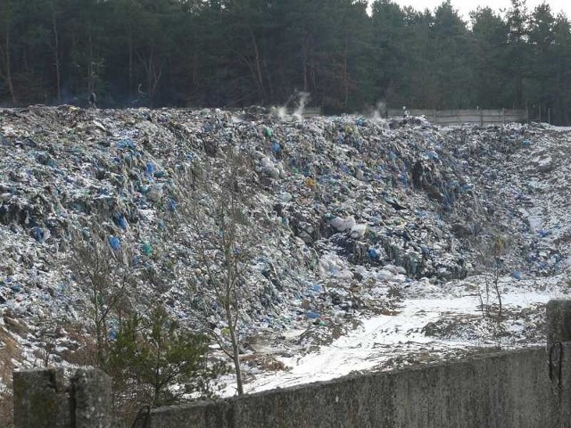 Komunalne składowisko odpadów na staszowskiej Pocieszce nie spełnia wymogów ochrony środowiska.