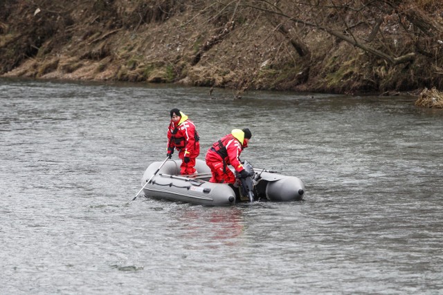 Wczoraj strażacy znów pływali po Wisłoku z sonarem, który pozwala obserwować dno rzeki.