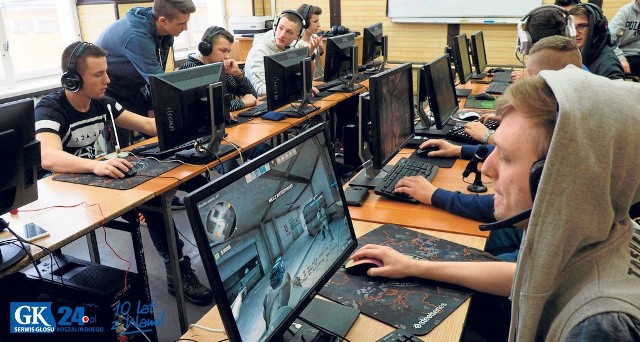 Counter-Strike: Global Offensive to jedna z popularniejszych gier sportu elektronicznego. Gracze podzieleni są na dwie drużyny: „źli” podkładają bomby, zadaniem „dobrych” jest rozbrojenie ładunków