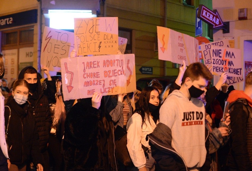 Najlepsze hasła na transparentach. Te banery to prawdziwe MEMY ulicy i hity internetu. Pomysłowe slogany na protest