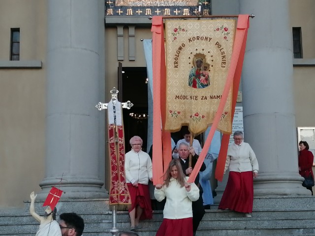 Tradycyjne msze święte rezurekcyjne, na pamiątkę zmartwychwstania Jezusa Chrystusa,  odbyły się w niedzielny poranek w całej Polsce. W Łodzi miała ona miejsce m.in. w kościele Matki Boskiej Zwycięskiej przy ul. Łąkowej w centrum miasta. 