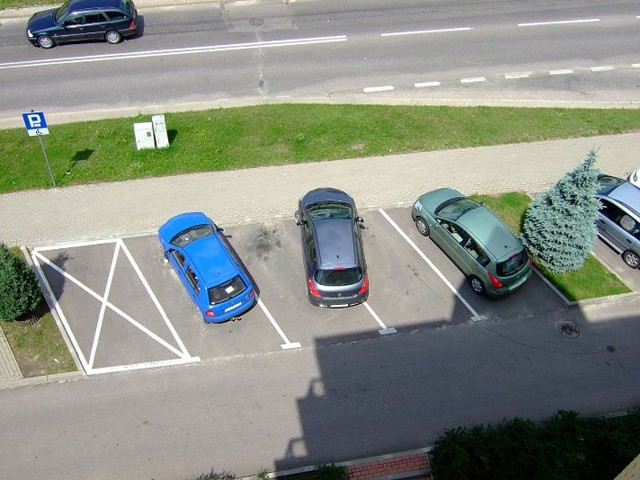 Krzywo zaparkowany samochód przy ulicy Rzymowskiego