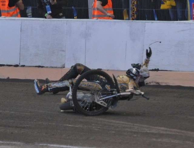 Fatalny upadek Rafała Dobruckiego w szóstym biegu. Jak się okazało "Rafi" doznał złamania dwóch kręgów.