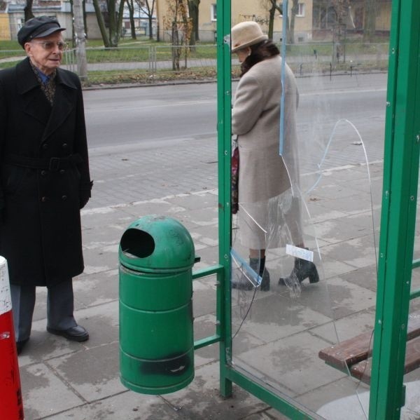 Wybite szyby boczne w wiacie na rogu ulic Piekoszowskiej i Jagiellońskiej to efekt &#8222;zabawy&#8221; chuliganów.