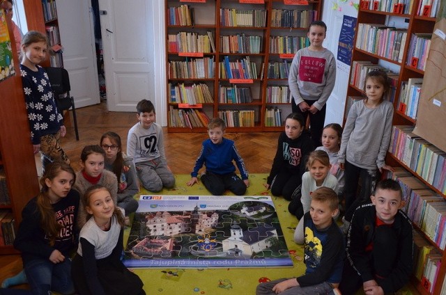 Dzieci otrzymały komiksy "Złota Księga - Zamek w Niemodlinie" oraz puzzle z wizerunkiem zamku i kościoła w mieście Prażmo w Czechach.