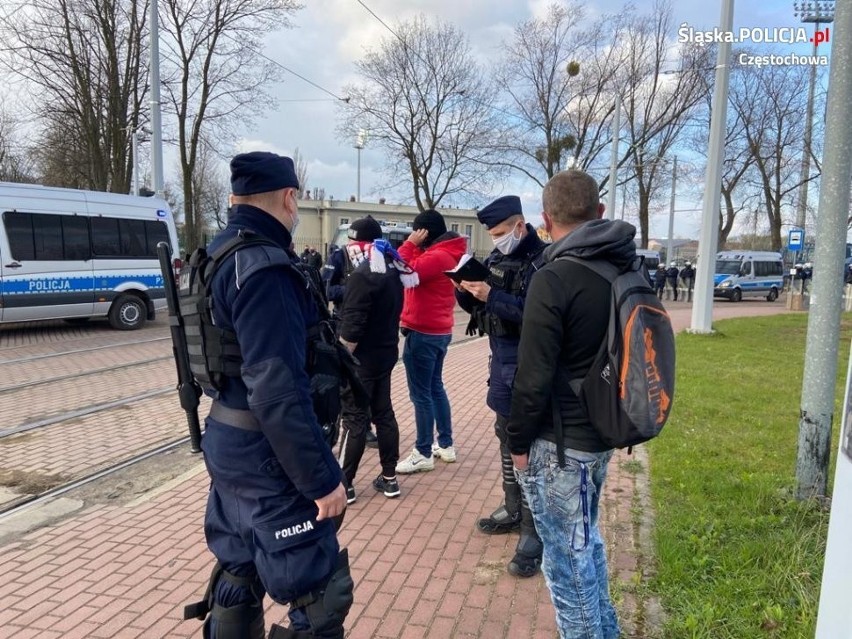 Policjanci podczas meczu Rakowa i Śląska interweniowali...