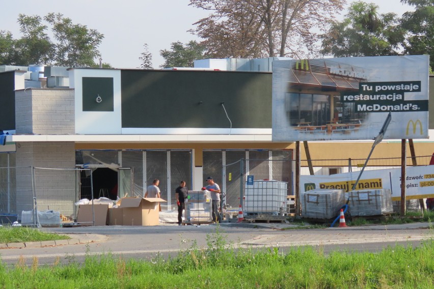 Widać już nową elewację restauracji McDonald's w Będzinie....