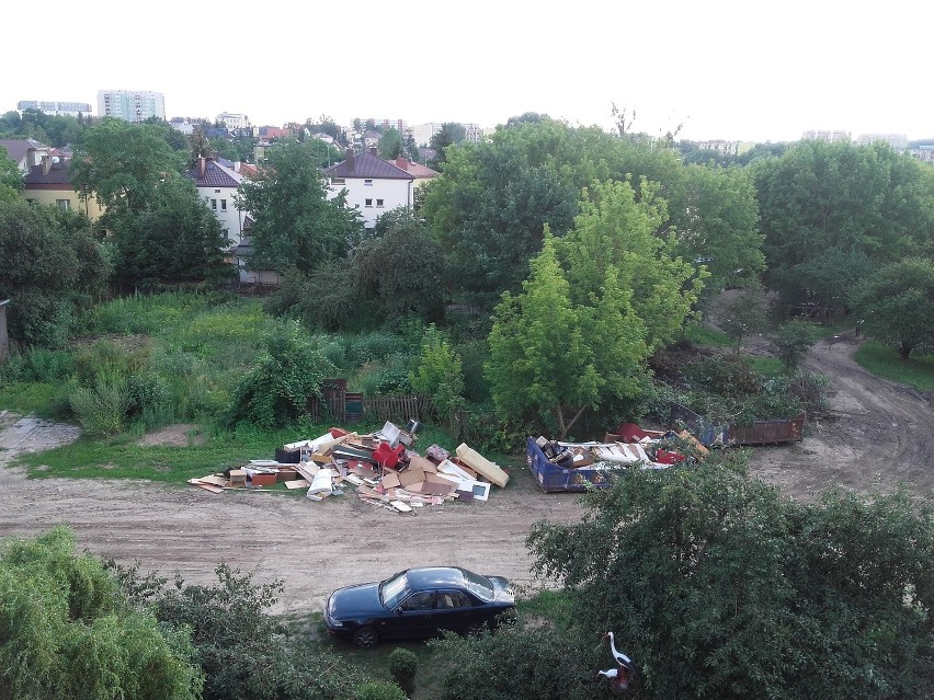 Śmieci już nie mieszczą się w do kontenerze, ale gdzieś je...