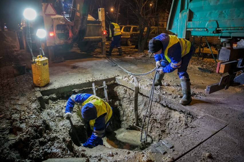 Podmyte torowisko, ruch tramwajowy wstrzymany do rana [ZDJĘCIA, WIDEO]