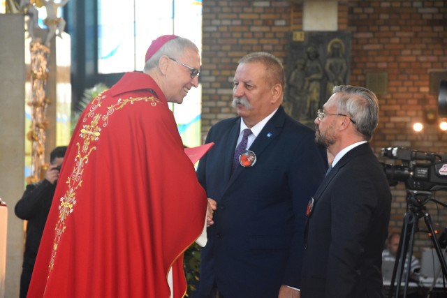 Od lewej: biskup senior Piotr Libera, przewodniczący Rady Powiatu w Rypinie Krzysztof Cegłowski i starosta Jarosław Sochacki.