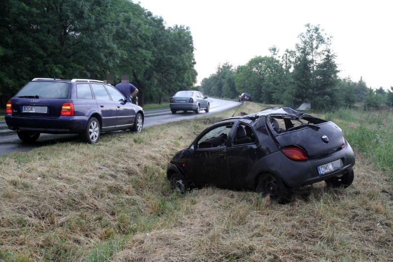 Wypadek na drodze Wrocław - Jelcz-Laskowice. Ford dachował i wypadł z drogi (ZDJĘCIA)