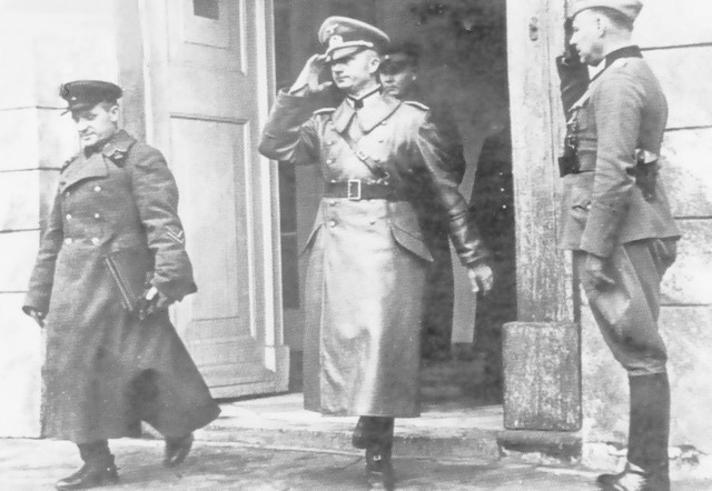 23 września 1939 roku. W Białymstoku, w Pałacu Branickich spotkali się niemieccy i sowieccy oficerowie. Potwierdzając wcześniejsze ustalenia, nastąpiło oficjalne przekazanie władzy. Zapewniano o wzajemnej przyjaźni i współpracy. Na ulicy Lipowej zorganizowano małą niemiecko-sowiecką defiladę, a w pobliskim hotelu Ritz odbył się uroczysty raut. Tego dnia Białystok dostał się pod sowiecką okupację.