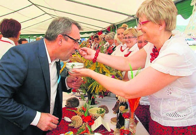 Na dożynkach powiatu kieleckiego był konkurs „Przez Żołądek do serca”. Jego pomysłodawca Piotr Żołądek, członek Zarządu Woje-wództwa jadł z ręki paniom z Koło Gospodyń  ze Zrecza Chałupczań-skiego, które ugotowały żołądki drobiowe w sosie chlebowym.