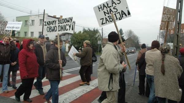 Mieszkańcy Starego Grodkowa dosć mają hałasu i spalin. Nie chcą remontu drogi, tylko budowy obwodnicy.