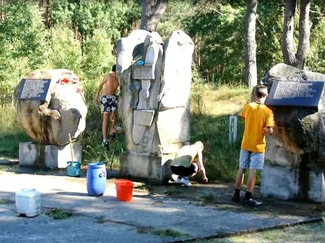 Porządkowanie dawnego obozu w Podborsku.