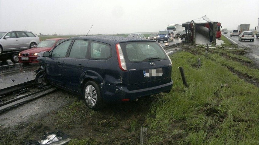 Ciężarówka zderzyła się z samochodem osobowym.