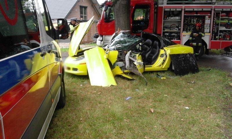 Chevrolet Corvette roztrzaskany o drzewo. Dwaj mężczyźni wycinani z wraku [ZDJĘCIA]