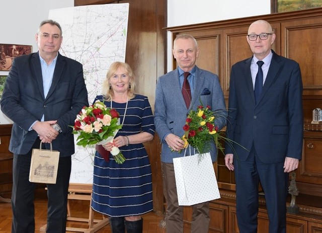 Barbara Stępkowska przez 30 ostatnich lat pracowała na stanowiskach kierowniczych w żłobku. Przechodzi na emeryturę. Na zdjęciu migawka z uroczystości, w trakcie której gratulacje i podziękowania złożyli jej prezydent Ryszard Brejza, wiceprezydent Wojciech Piniewski oraz naczelnik Grzegorz Gąsiorek.