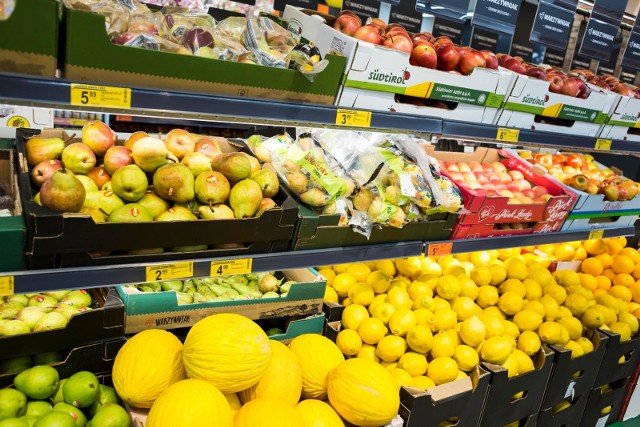 Ceny w dyskontach: Warzywa droższe nawet o połowę. Najbardziej po kieszeni dostają rodziny.