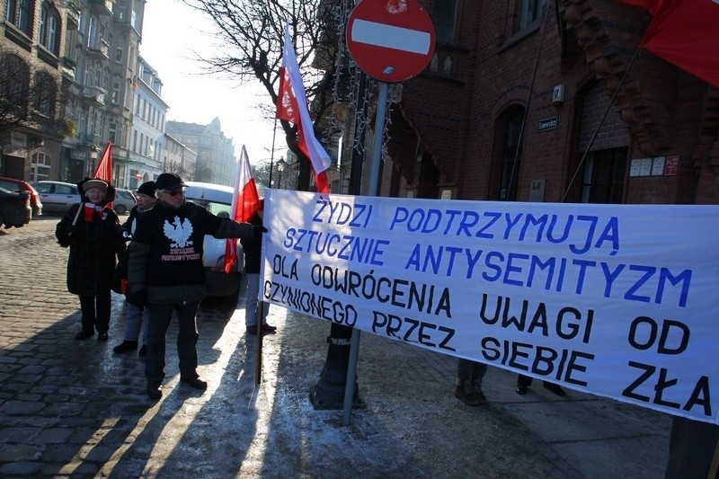 Pikieta przed siedzibą Gminy Żydowskiej w Poznaniu