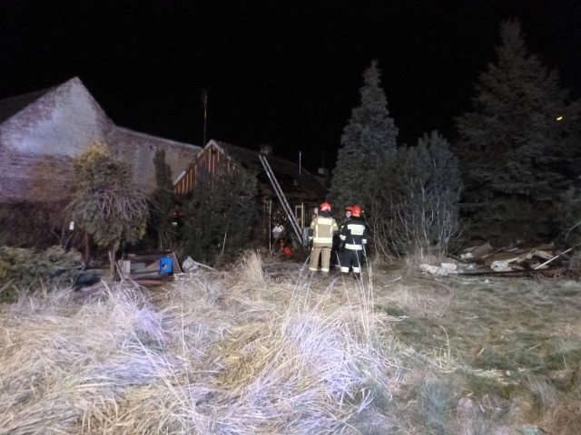 Kiedy strażacy dotarli nie miejsce zdarzenia z dachu i ścian drewnianego domu wydobywały się kłęby dymu
