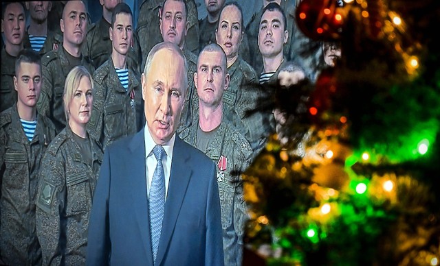 Władimir Putin z ekranów telewizorów pozdrawiał Rosjan w sylwestra.