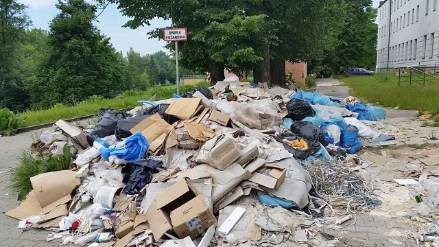 Śmieci zalegają pod oknami opatowskiej lecznicy. To głównie kartony po materiałach budowlanych.