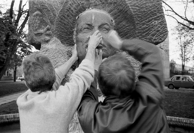 Rok 1990 - demontaż pomnika  gen. Świerczewskiego. Chcesz porozmawiać o historii Koszalina? Zrobisz to 20 października