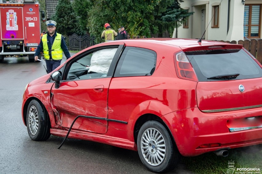 Zderzenie dwóch samochodów w Jamnicy. Na miejscu pracowali policjanci i strażacy (ZDJĘCIA)