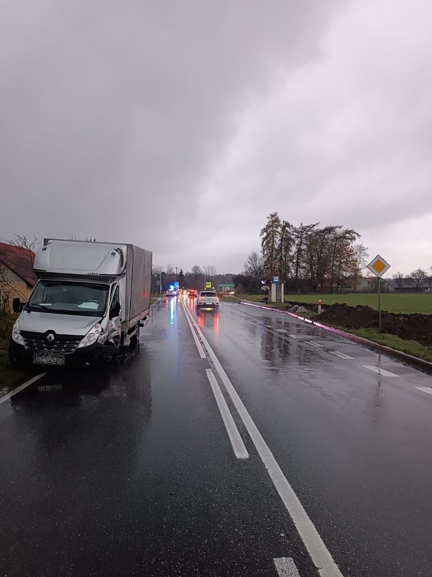 Kraksa na drodze krajowej numer 78 w Zdanowicach. Zderzyły się samochód dostawczy i dwie osobówki. Zobacz zdjęcia 