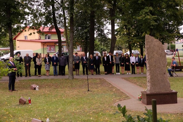 Uroczystości upamiętniające pomordowanych żołnierzy i policjantów. Złożono kwiaty pod obeliskiem i Dębami Pamięci w Oksie.