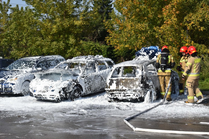 Pożar samochodów osobowych na parkingu w Olkuszu