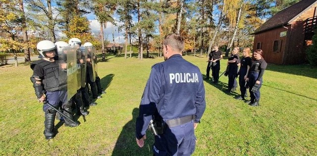 Kadeci III LO w Dąbrowie Górniczej szkolili się wspólnie z dąbrowskimi policjantami Zobacz kolejne zdjęcia/plansze. Przesuwaj zdjęcia w prawo naciśnij strzałkę lub przycisk NASTĘPNE