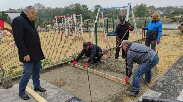 Nad Zalewem w Jastrzębiu prowadzone są prace między innymi przy budowie kaskady wodnej. Inwestycję wizytował burmistrz Andrzej Bracha. Więcej zobacz na kolejnych slajdach >>>