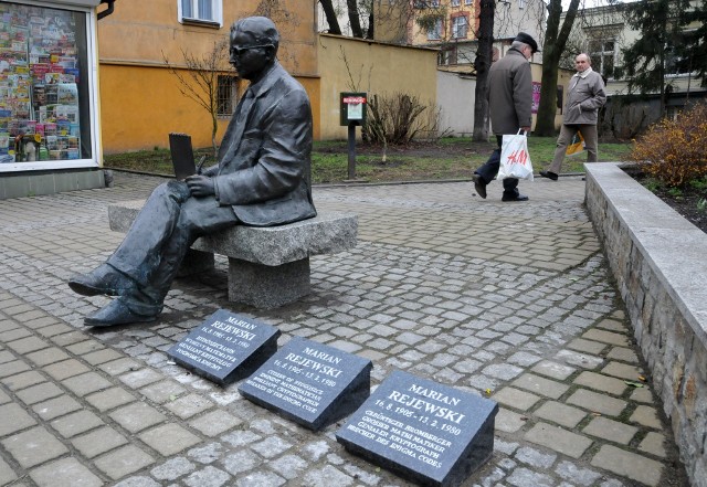 Pomnik Mariana Rejewskiego to ulubione miejsce działań wandali.