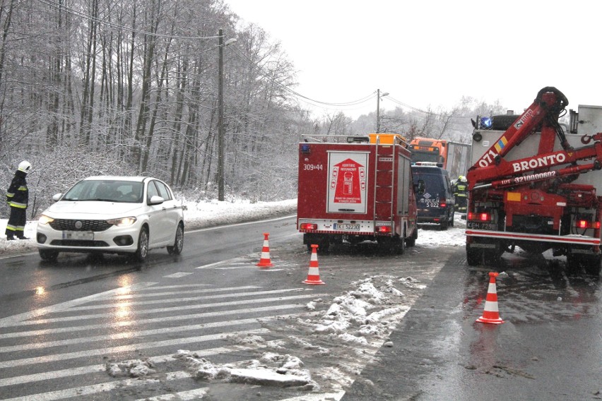 Wypadek na krajowej trasie numer 74 w Mniowie. Jedna osoba ranna