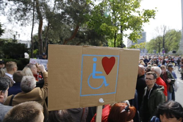 Milczący marsz w Bydgoszczy jest gestem solidarności z rodzicami niepełnosprawnych, protestującymi w Sejmie