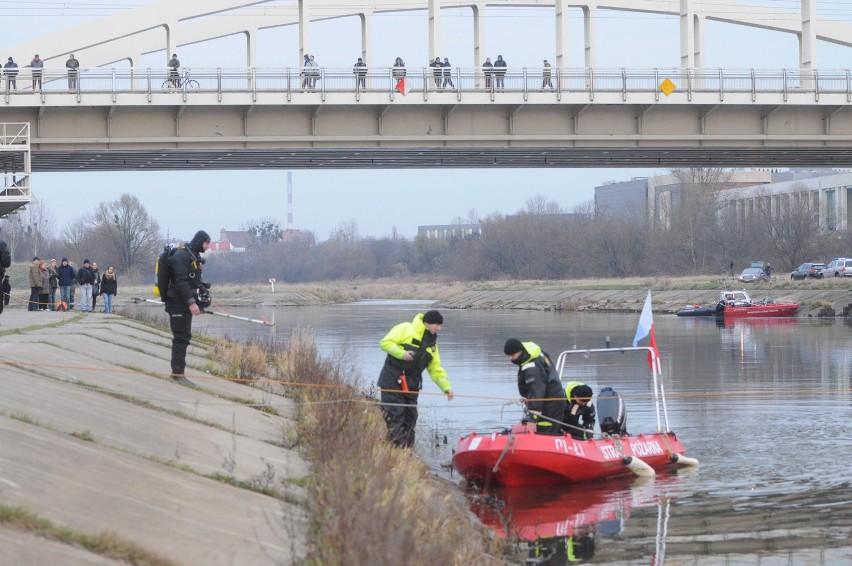 Policjanci i strażacy wielokrotnie przeszukiwali Wartę...