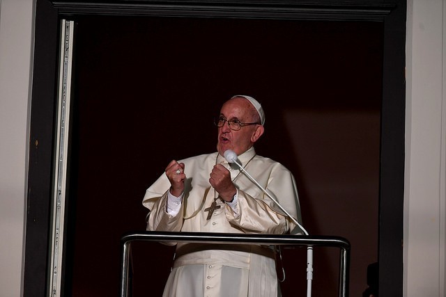 Papież Franciszek w oknie papieskim w Krakowie