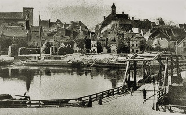 Fotografia przedstawia krajobraz miasta po przejściu orkanu ponurego 14 maja 1886 roku. Wyrwana została wieża kościoła.