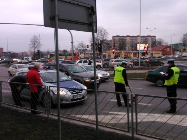 W piątkowe popołudnie policjanci pracują na miejscu wypadku na kieleckiej ulicy Źródłowej.