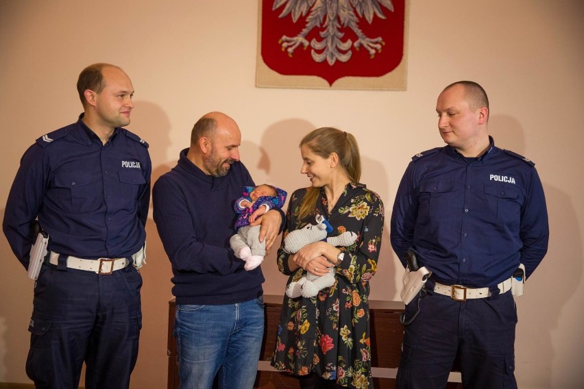 Za swoją postawę policjanci otrzymali od komendanta nagrody....