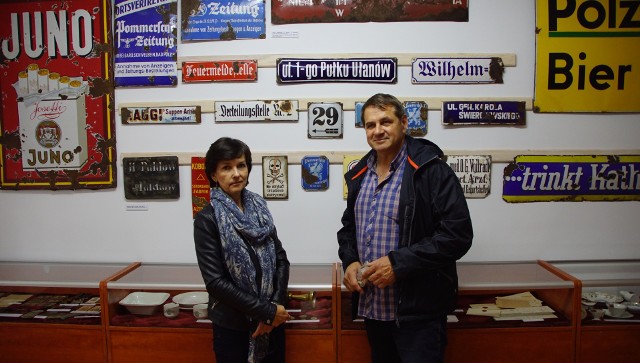 Na zdjęciu Joanna i Zbigniew Kluszczyńscy, autorzy wystawy znajdującej się w Izbie Muzealnej w Sławnie.